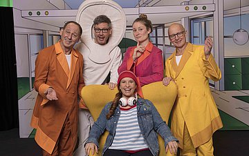 Henrietta und die Ideenfabrik Gruppenfoto mit kostümierten Teilnehmern des Ensembles von Henrietta und die Ideenfabrik