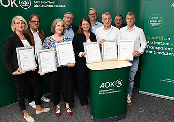 AOK-Landesdirektorin mit den Vertreterinnen und Vertreter der Praxisnetze in Schleswig-Holstein, die mit den QuATRo-Qualit&auml;tssiegel ausgezeichnet wurden.