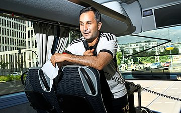 Kapitän Mahmut Özdemir auf dem Weg zum Spiel.