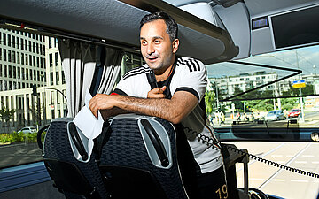 Kapit&auml;n Mahmut &Ouml;zdemir auf dem Weg zum Spiel.