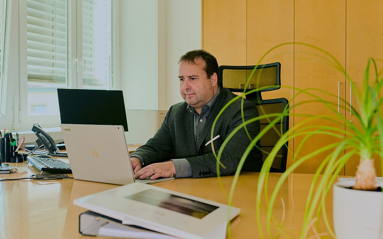 Foto von Gesundheitsminister Magnus Jung in seinem Büro