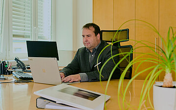 Foto von Gesundheitsminister Magnus Jung in seinem B&uuml;ro
