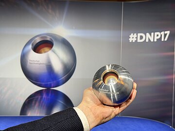 Eine Hand zeigt die Troph&auml;e des Deutschen Nachhaltigkeitspreises.
