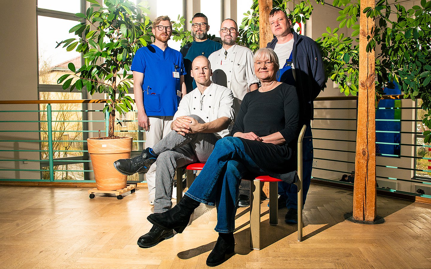 Gruppenfoto: Ernährungsmediziner Markus Wispler, der Leiter des Serviceteams Thomas Röllig, Chefkoch Sebastian Kiesewetter, Küchenleiter Olaf Budig. Vorne sitzend: Koch Markus Ziethen und Heike Breidenich, Leiterin Prozessorganisation Unterstützende Dienste.