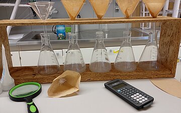 Versuchsaufbau zum Thema Mikroplastik