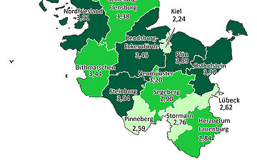 Eine in Gr&uuml;nt&ouml;nen farbig abgestufte Karte von Schleswig-Holstein auf Ebene der Kreise und kreisfreien St&auml;dte auf der die jeweiligen Demenz-Pr&auml;valenzen angegeben sind.