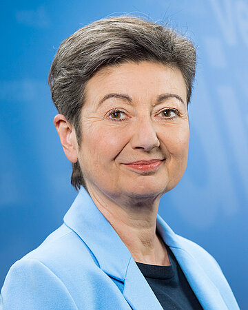 Foto: Portr&auml;t von Sylvia B&uuml;hler, Vorstandsmitglied von ver.di.