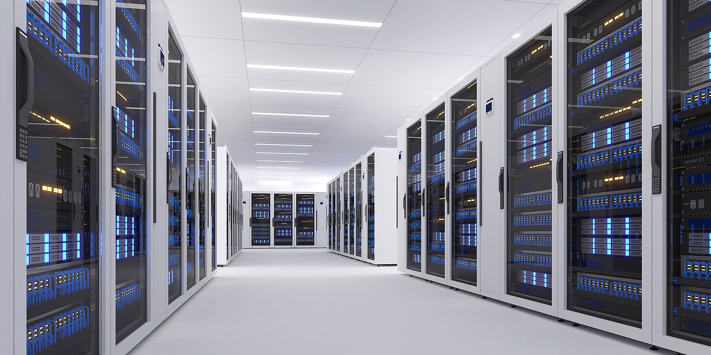 Das Foto zeigt einen Serverraum, rechts, links, sowie an der Stirnseite stehen Serverschränke.