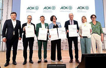 Foto: Susann Hinz (2. von rechts) und Detlef Lamm (3. von rechts) mit Oliver Schmitz, dem Gesch&auml;ftsf&uuml;hrer der berufundfamilie Service GmbH (links) und Vertreterinnen und Vertretern anderer AOKs