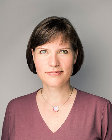 Foto: Portrait von Dr. Astrid Maro&szlig;, Fach&auml;rztin f&uuml;r Neurologie, Psychiatrie und Psychotherapie beim AOK-Bundesverband