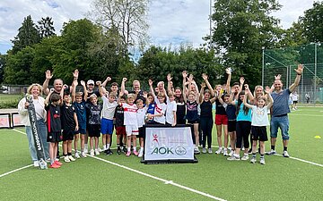 Gruppenfoto der Waldschule Degerloch auf dem Fu&szlig;ballplatz