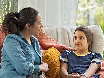 Foto PM Kinderängste bewältigen - Online-Coach der AOK stärkt Eltern und Kinder Schmuckbild zeigt Mutter im Gespräch mit ihrem Kind