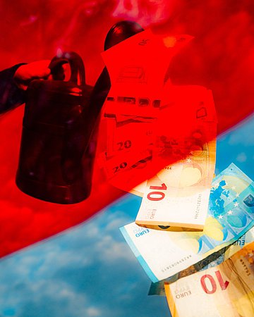 Herausforderungen im Gesundheitswesen Eine Gießkanne gießt Geldscheine. Oben links, im Bereich der Gießkanne, ist der Hintergrund rot, in der Hälfte des Bildes wird er blau und die Scheine fallen in einen himmelartigen Hintergrund.