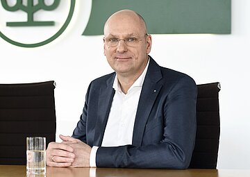 Portr&auml;t mit Oberk&ouml;rper sitzend: Jens Martin Hoyer, stellvertretender Vorstandsvorsitzender des AOK-Bundesverbandes