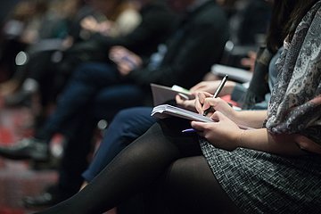 Menschen bei Pressekonferenz Menschen bei Pressekonferenz