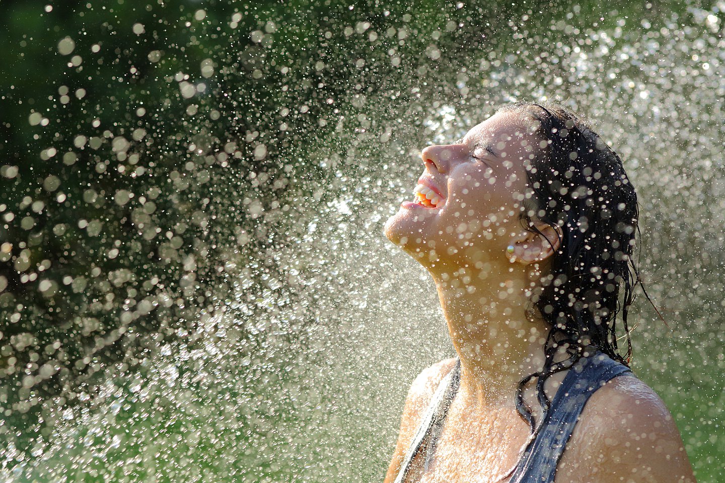 Das Foto zeigt eine Frau in einem Wasserschauer.