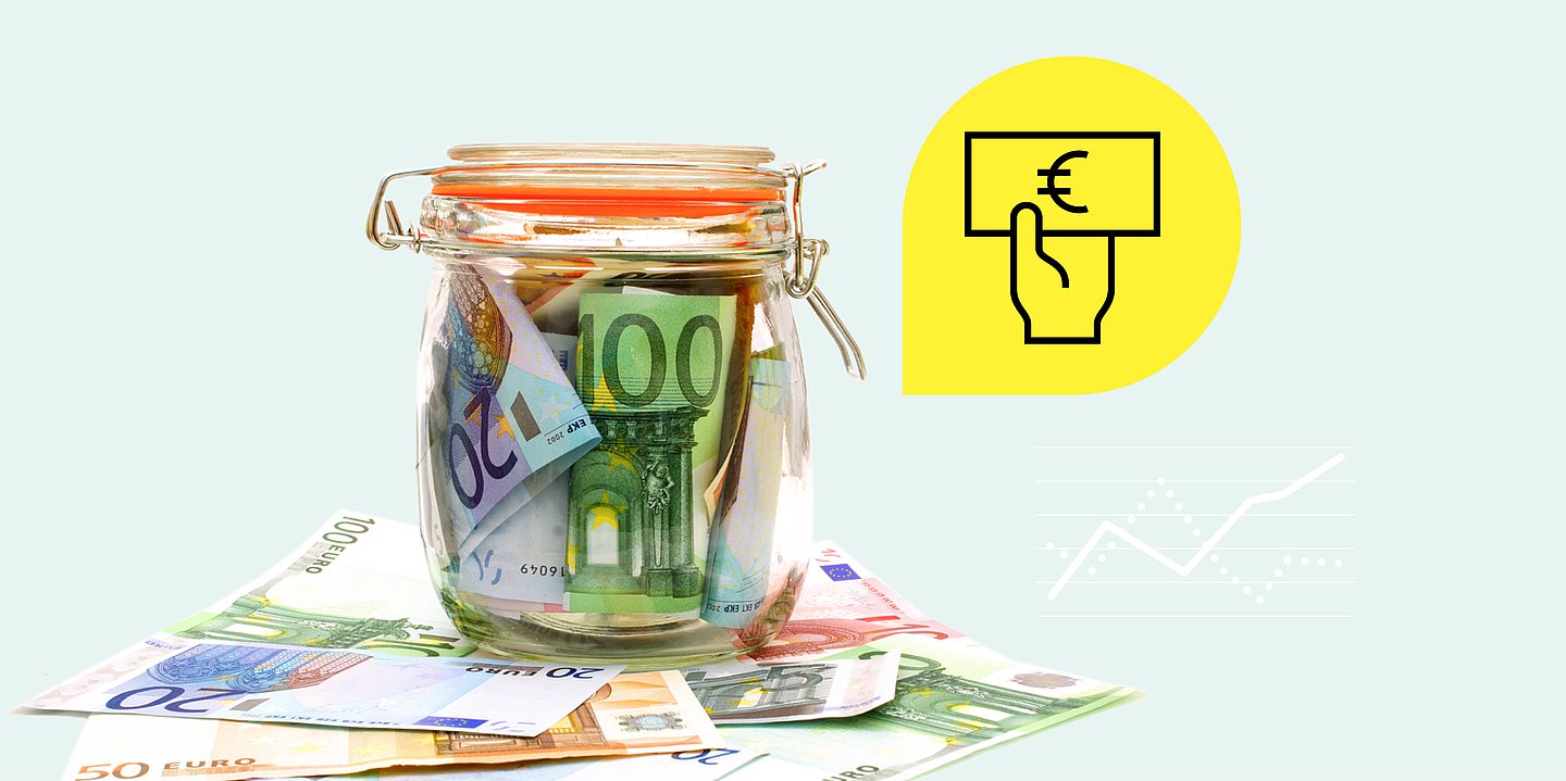 Zu Sehen ist ein geschlossenes Einmachglas, gefüllt mit hohen Euro Scheinen. Es steht auf mehreren Euro Scheinen.