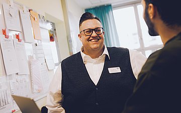 Pfleger Khaled Foto von Pfleger Khaled mit Praxisanleiter Tim Kiery