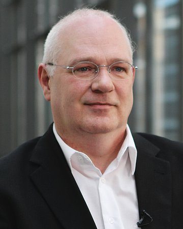 Prof. Dr. Stefan Sell Foto: Prof. Dr. Stefan Sell, Professur für Volkswirtschaftslehre, Sozialpolitik und Sozialwissenschaften an der Hochschule Koblenz, Campus Remagen, sowie Direktor des Instituts für Sozialpolitik und Arbeitsmarktforschung (ISAM) der Hochschule Koblenz.