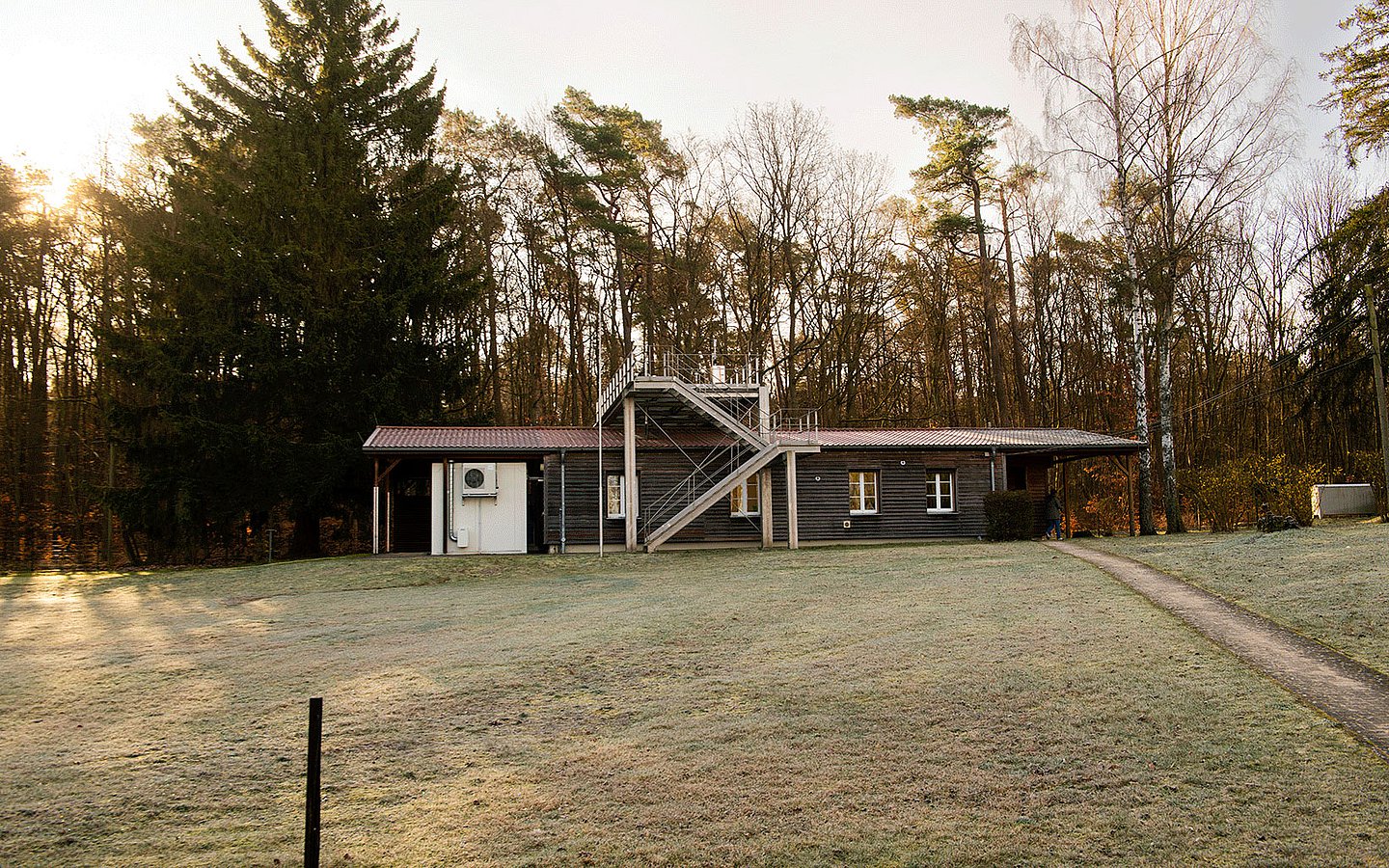 Blick auf das unscheibare Holzhaus, in dem sich die Messzentrale für Luftqualität am Stechlinsee befindet