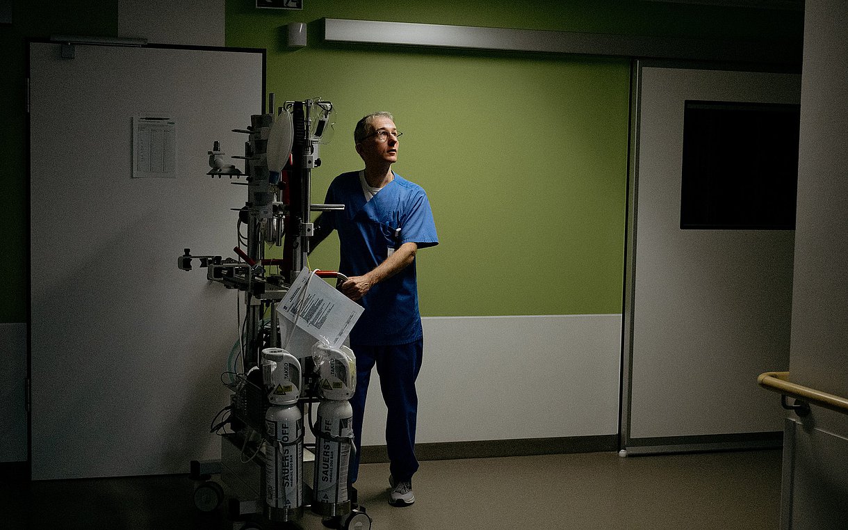 Foto von Pflegewissenschaftler Peter Nydahl mit einem medizinischen Gerät im Flur einer Ausbildungsstation