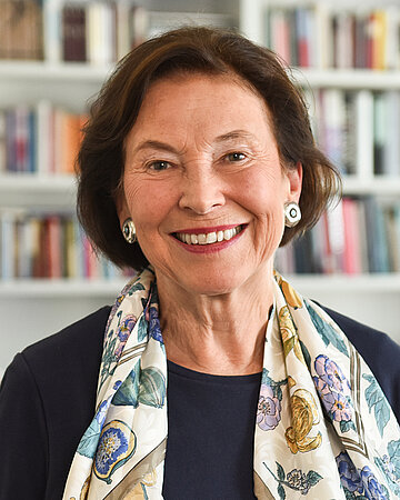 Portr&auml;t von Eva Luise K&ouml;hler, Vorsitzende des Stiftungsrats der &bdquo;Eva Luise und Horst K&ouml;hler Stiftung f&uuml;r Menschen mit Seltenen Erkrankungen&ldquo;.