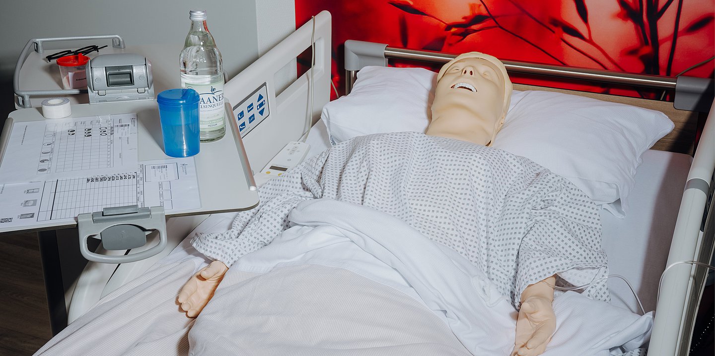 Foto einer Puppe, die im Room of Errors im Krankenbett als Testpatientin dient