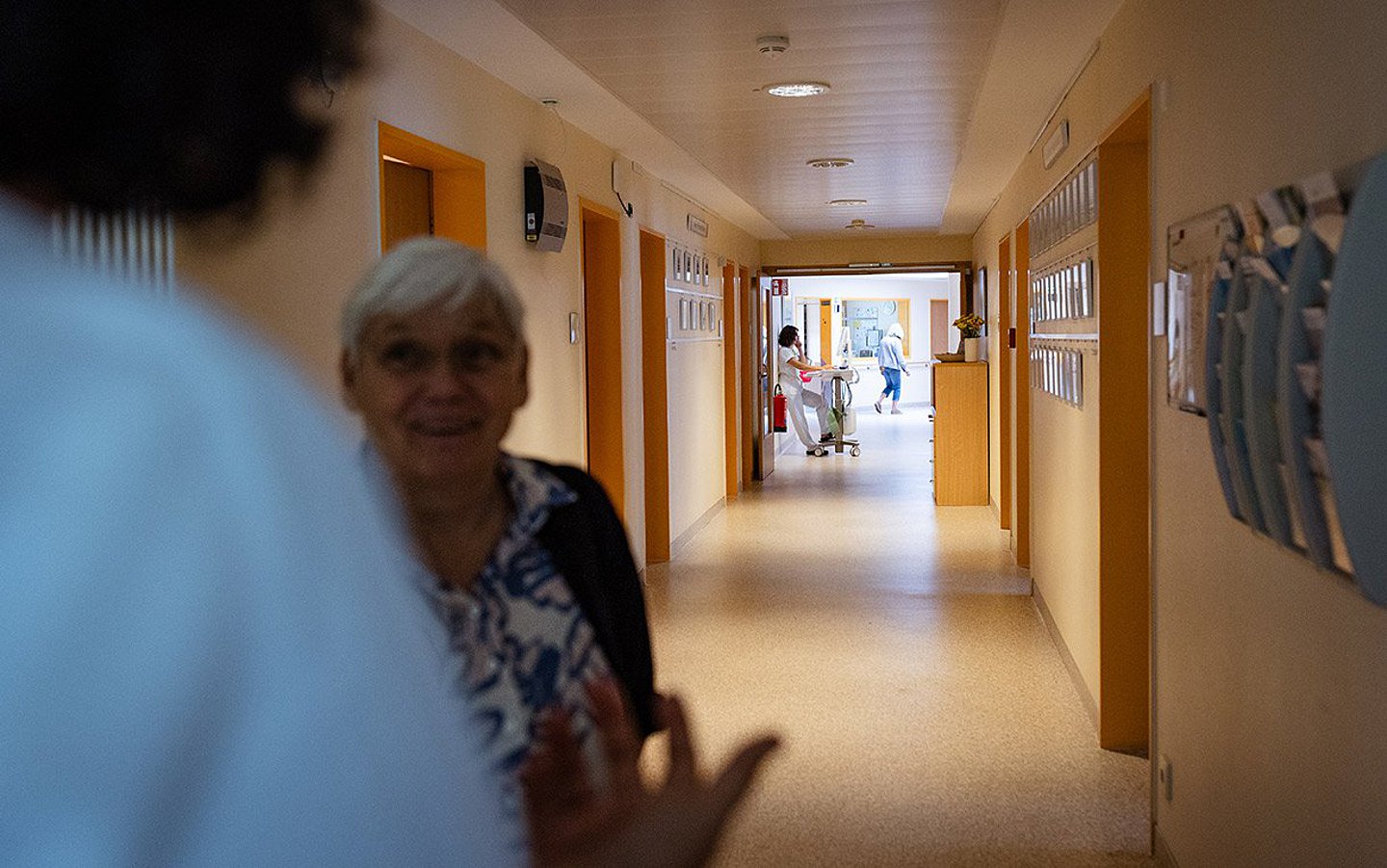 Foto: Therapeutin Renate Aug im Gespräch mit einer Kollegin.