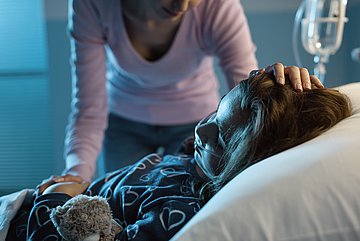 Blinddarm-Operationen in Westfalen-Lippe Ein Mädchen liegt an einer Infusion angeschlossen im Krankenhausbett.