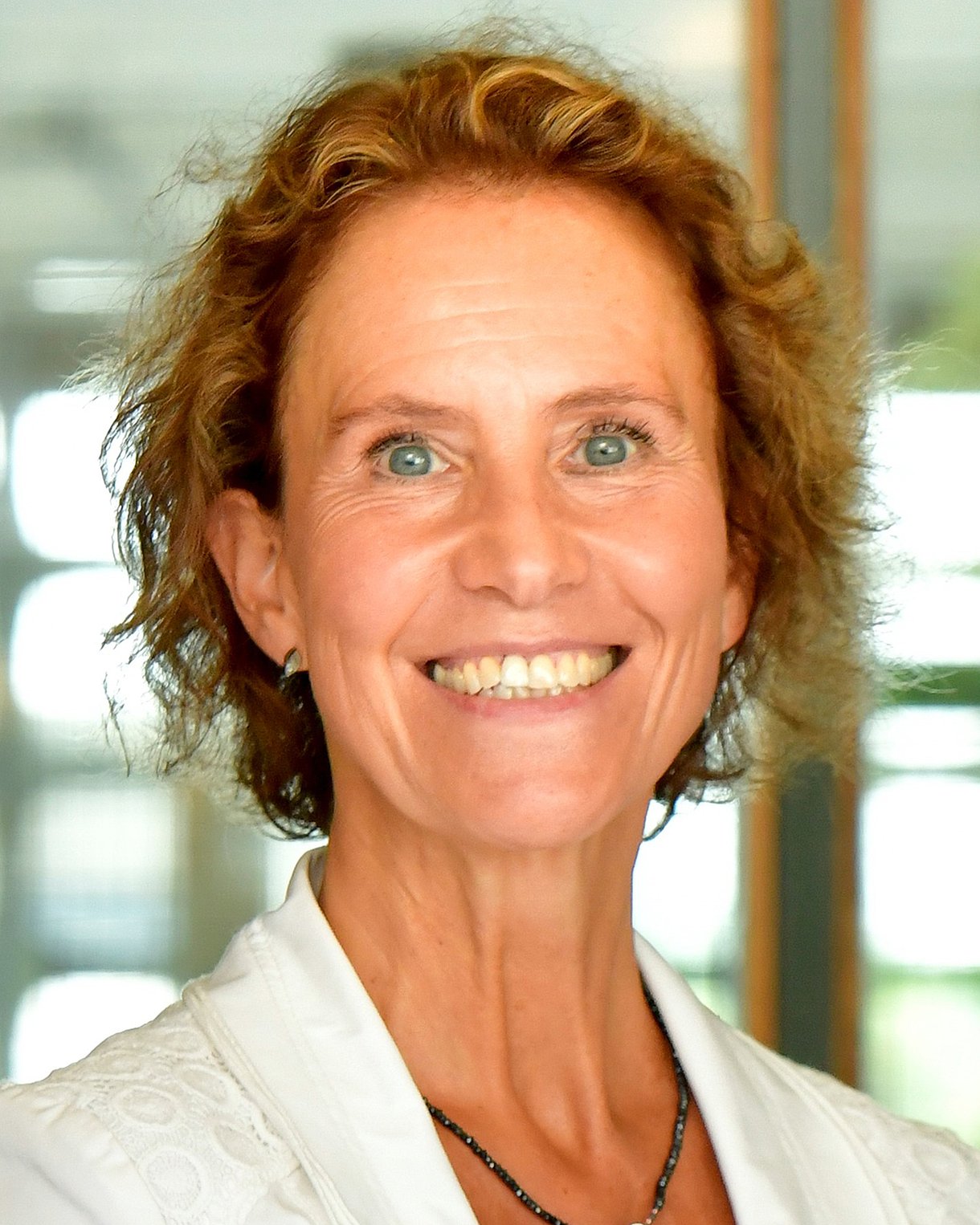 Porträt von Prof. Dr. Christine Falk, Direktorin des Instituts für Transplantationsimmunologie an der Medizinischen Hochschule Hannover (MHH) und Mitarbeiterin am Deutschen Zentrum für Infektionsforschung e. V. 