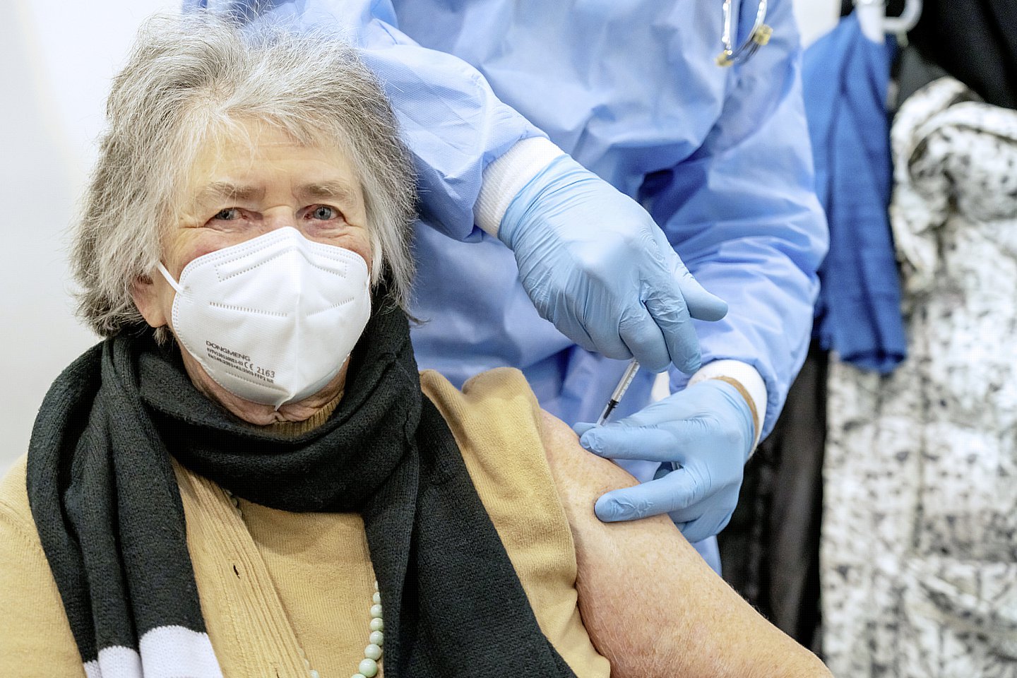 Foto: Eine ältere Frau lässt sich gegen Covid-19 impfen.