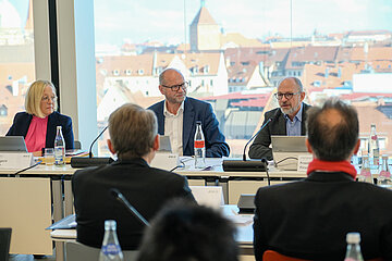 Der Verwaltungsrat der AOK Bayern tagte in N&uuml;rnberg (v.li.): Dr. Irmgard Stippler, Vorstandsvorsitzende der AOK Bayern, sowie die alternierenden Vorsitzenden des Verwaltungsrats, Ivor Parvanov und Frank Firsching.