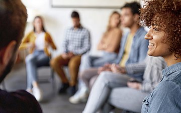 Vielfalt in der Selbsthilfe Foto eines Sitzkreises mit Menschen verschiedener Herkunft