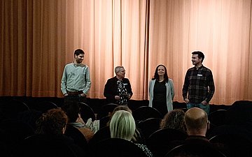 Selbsthilfe-Filmabend im Kino Linse in Weingarten Gruppenbild im Kino Linse mit Patrick Rimmele, Alexandra Schmid, Samantha Lutz und Mathias Miller.