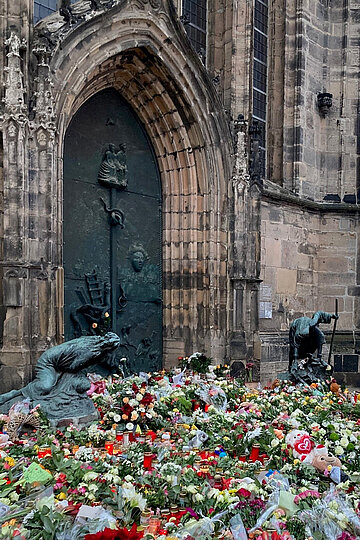 Blumen und Kerzen, die zum Gedenken vor der Johanniskirche abgestellt wurden