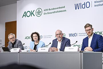 Das Podium der Pressekonferenz (v.l): Dr. Kai Behrens, Dr. Carola Reimann, Helmut Schr&ouml;der, Prof. Dr. Christian Kopkow