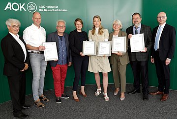 Ehrung Praxisnetze Die Repräsentantinnen und Repräsentanten von fünf Praxisnetzen aus Schleswig-Holstein nahmen die Auszeichnung QuATRo-Qualitätssiegel entgegen.