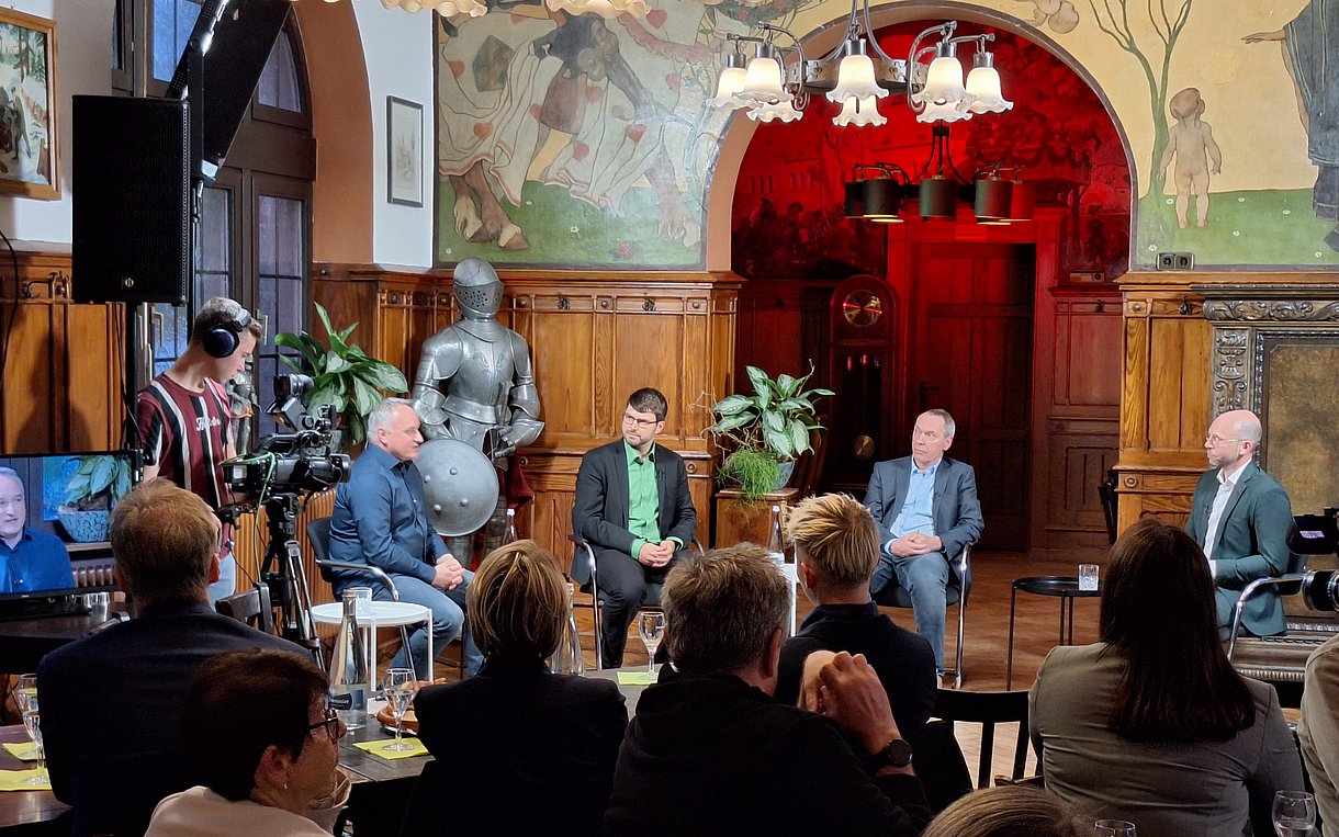 Szenenfoto aus Baden-TV mit einer Diskussionsrunde zum Thema Gewalt am Arbeitsplatz