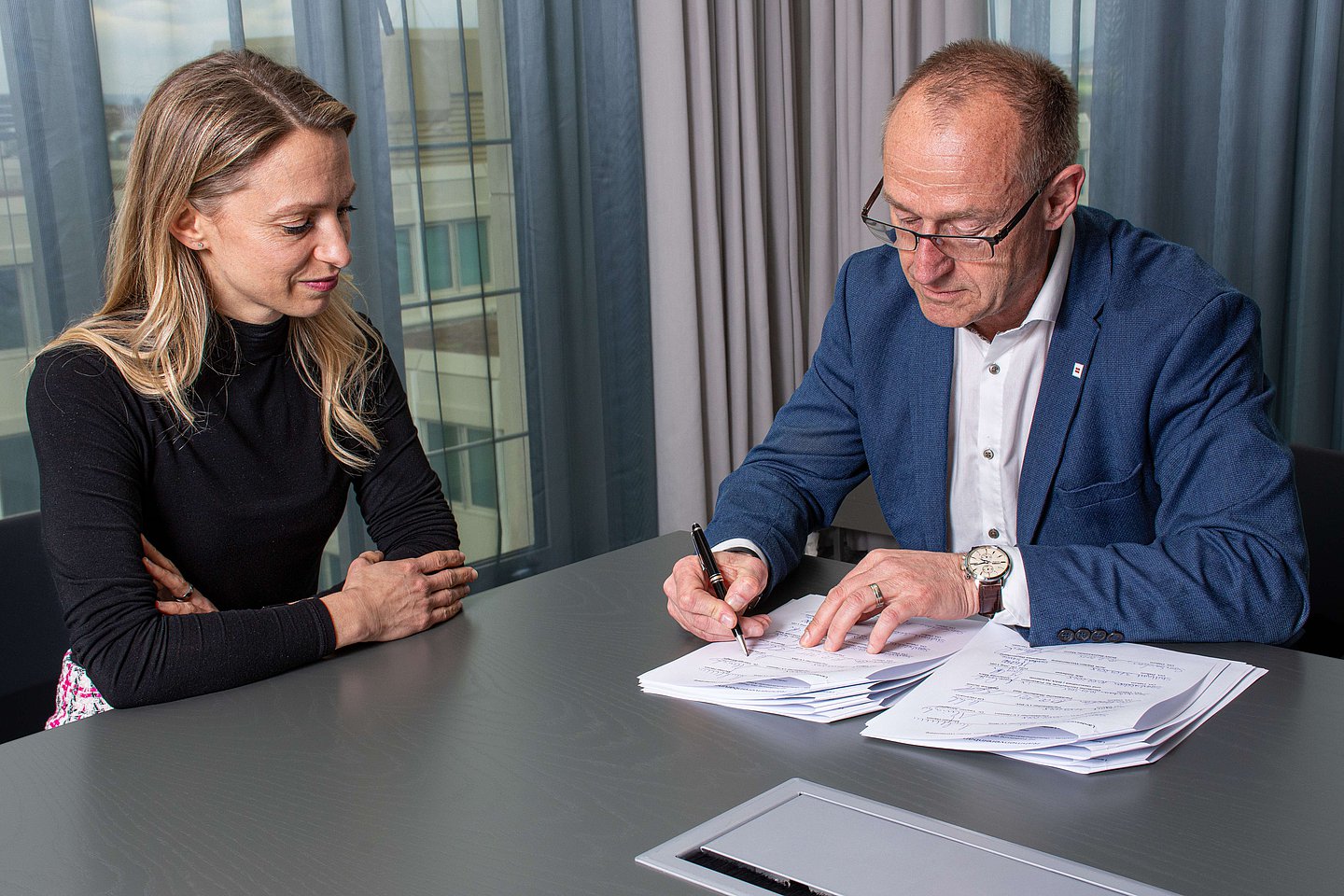 Gordana Marsic und Ulf Hartmann  unterzeichnen das Gemeinschaftsprojekt PARvita.