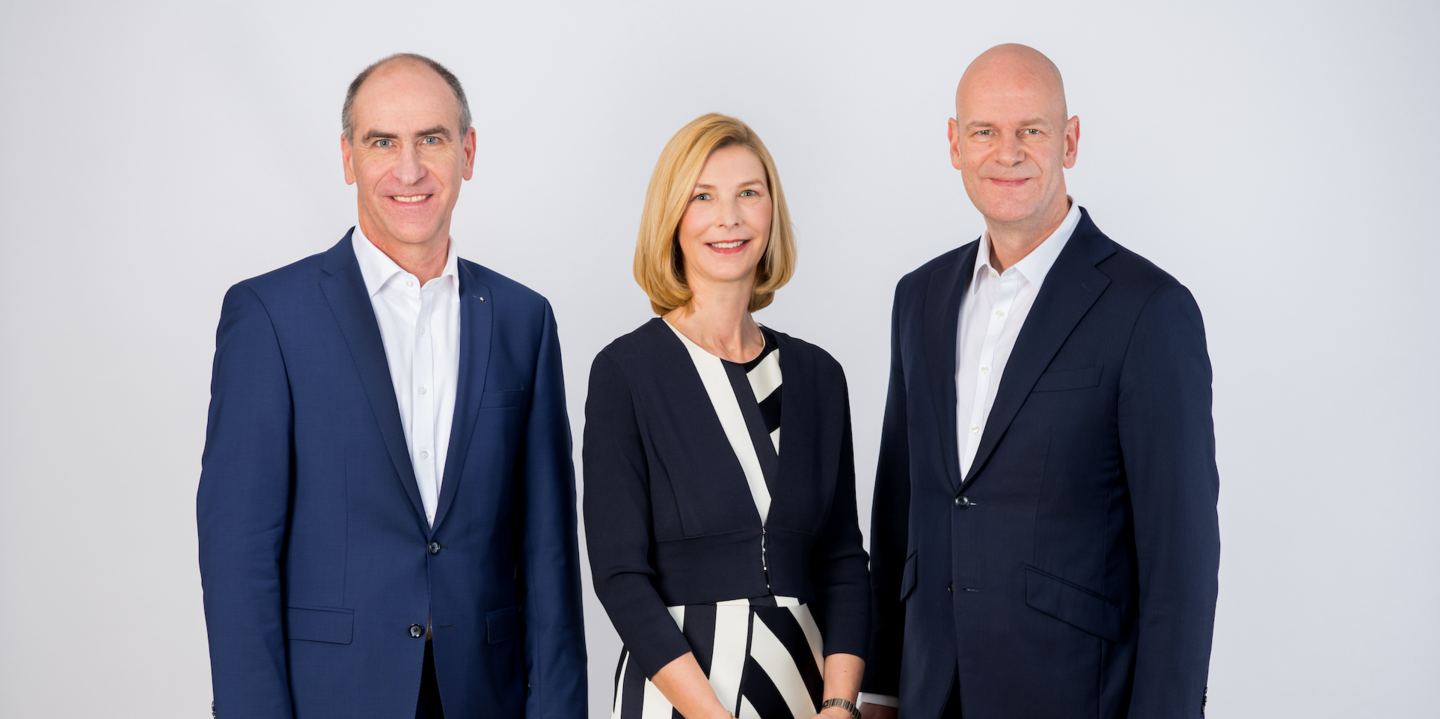 Das Foto zeigt den Vorstand der AOK Hessen: Detlef Lamm, Dr. Isabella Erb-Herrmann, Dr. Michael Karner
