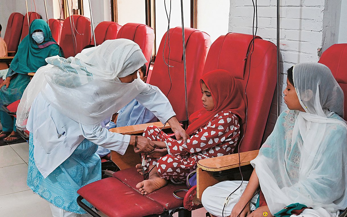 Foto eines pakistanischen Mädchens, das eine Bluttransfusion erhält