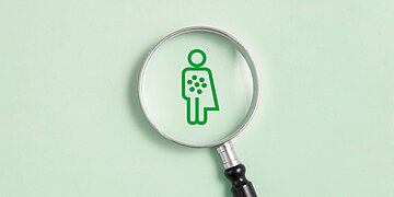Illustration einer Person mit Punkten im K&ouml;rper, dar&uuml;ber liegt eine Lupe zur Vergr&ouml;&szlig;erung dieser symbolischen Hormone.