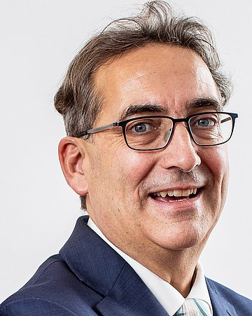 Foto: Porträt von Prof. Dr. Bernhard Richter, Professor für Musikermedizin und Facharzt für HNO-Heilkunde und für Phoniatrie.