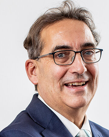 Foto: Portr&auml;t von Prof. Dr. Bernhard Richter, Professor f&uuml;r Musikermedizin und Facharzt f&uuml;r HNO-Heilkunde und f&uuml;r Phoniatrie.