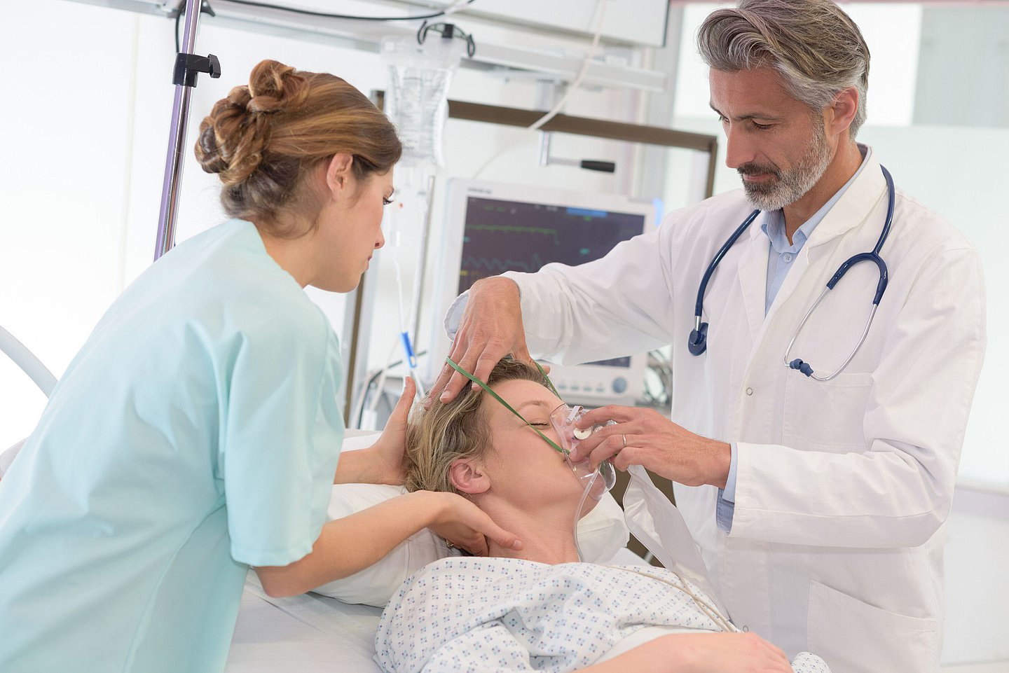Eine Patientin wird vom Krankenhauspersonal mit Sauerstoff versorgt.