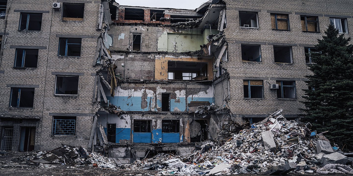 Foto des zerbombten Entbindungsheimes und des anliegende Krankenhauses der ostukrainischen Stadt Selydowe in der Region Donezk