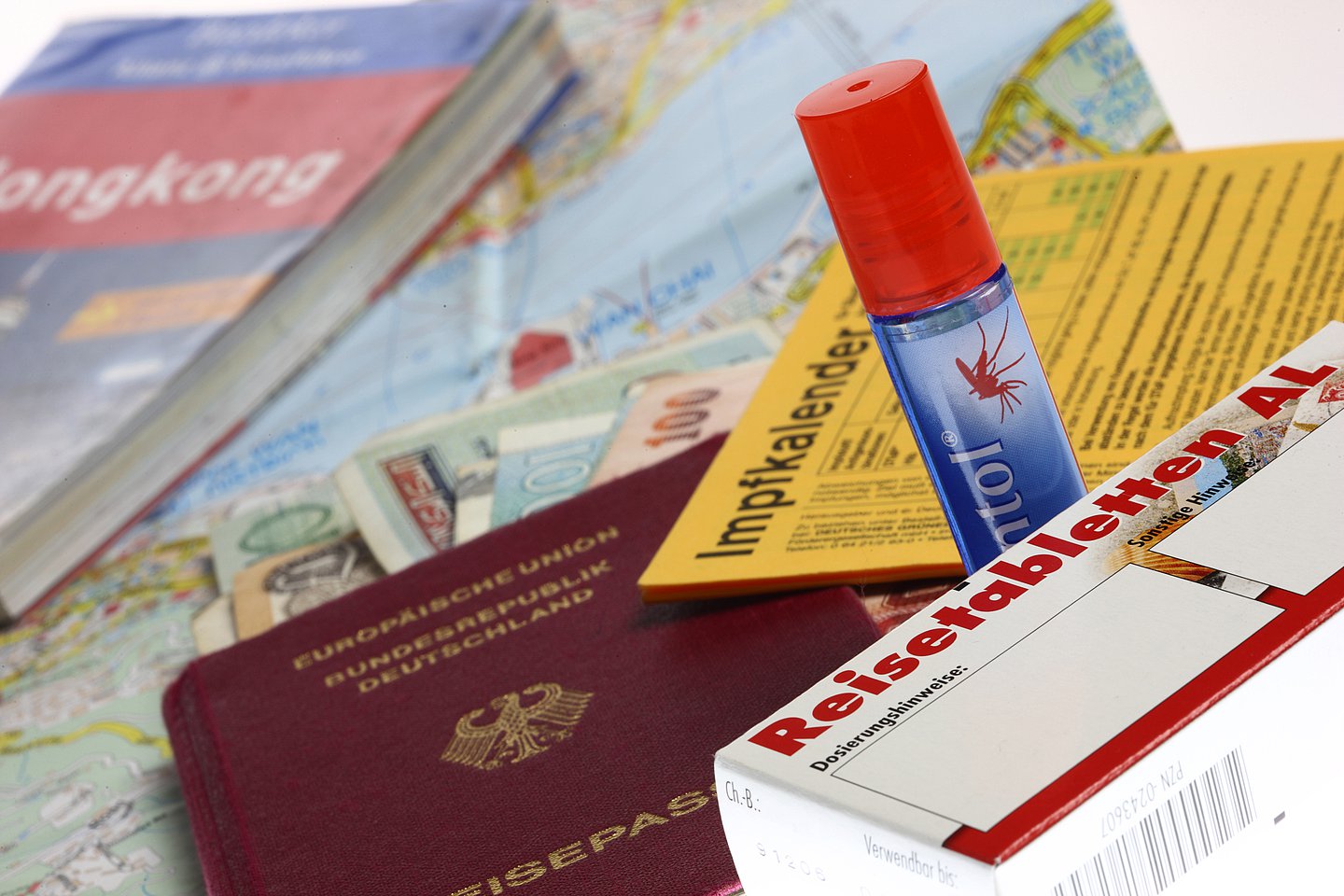 Medikamente, Verbandsmaterial und Unterlagen für den Urlaub. 