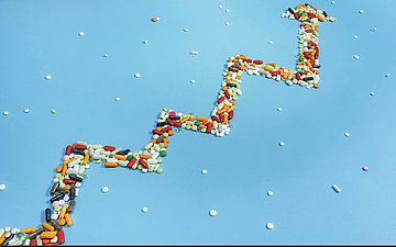Arzneimittel Foto einer Bilanzkurze, die aus Tabletten besteht und steil nach oben zeigt