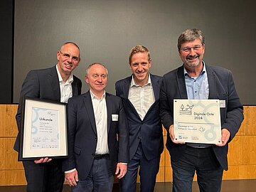 Die Projektpartner freuen sich &uuml;ber die Auszeichnung "digitale Orte". F&uuml;r die AOK Rheinland/Hamburg war Werner Haag, Bereichsleiter Leistungen vor Ort.