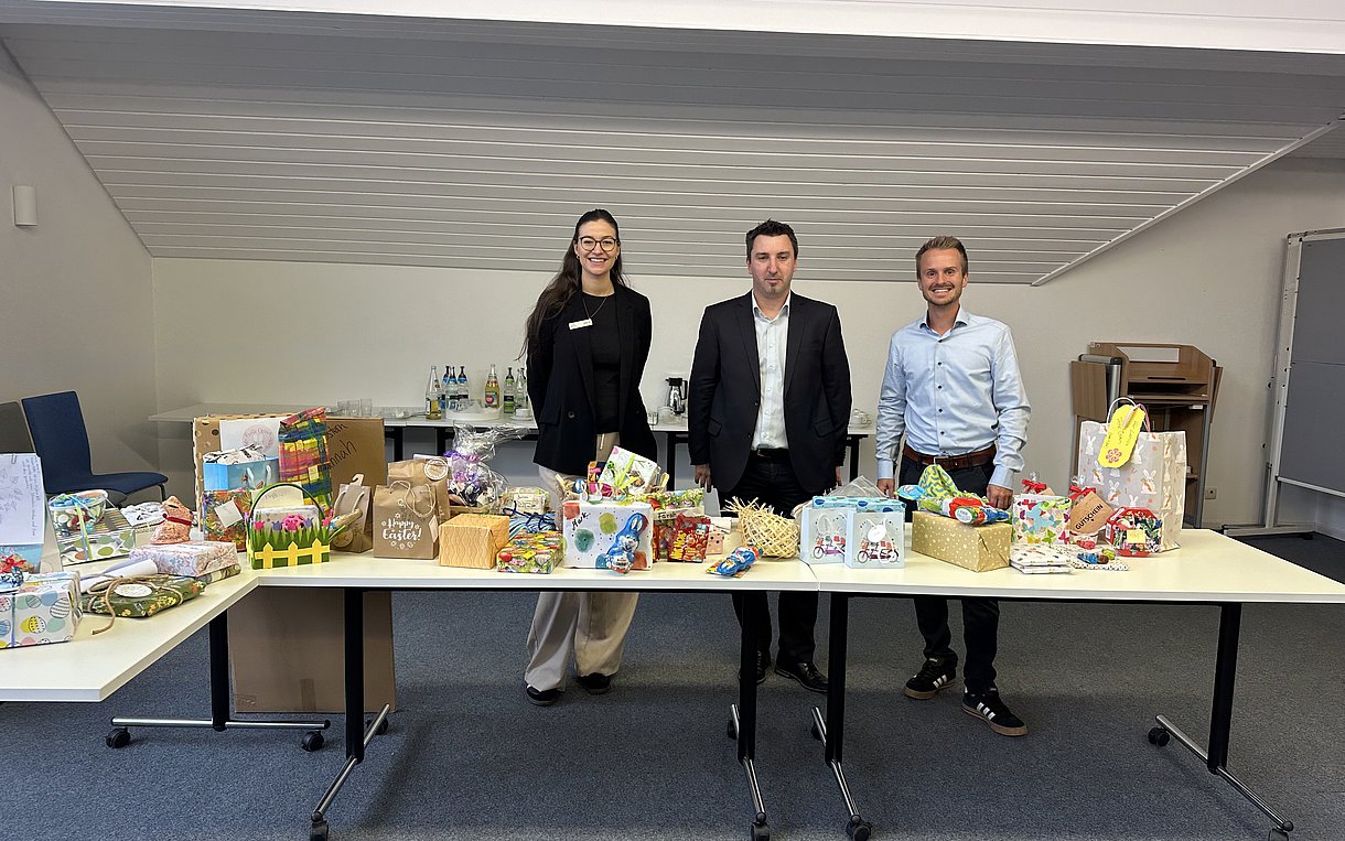 v.l.n.r. Linda Dracker (AOK Mittlerer Oberrhein), Simon Kamenovski (Stulz-Schriever´sche Stiftung), Enrico Meier (AOK Mittlerer Oberrhein) bei der Geschenkeübergabe